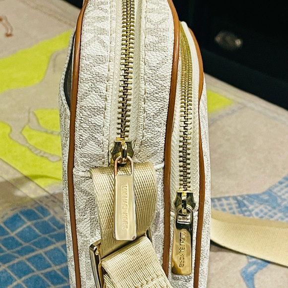 Michael Kors - Jet Set Travel Medium Logo Crossbody Bag - Picture 7 of 13